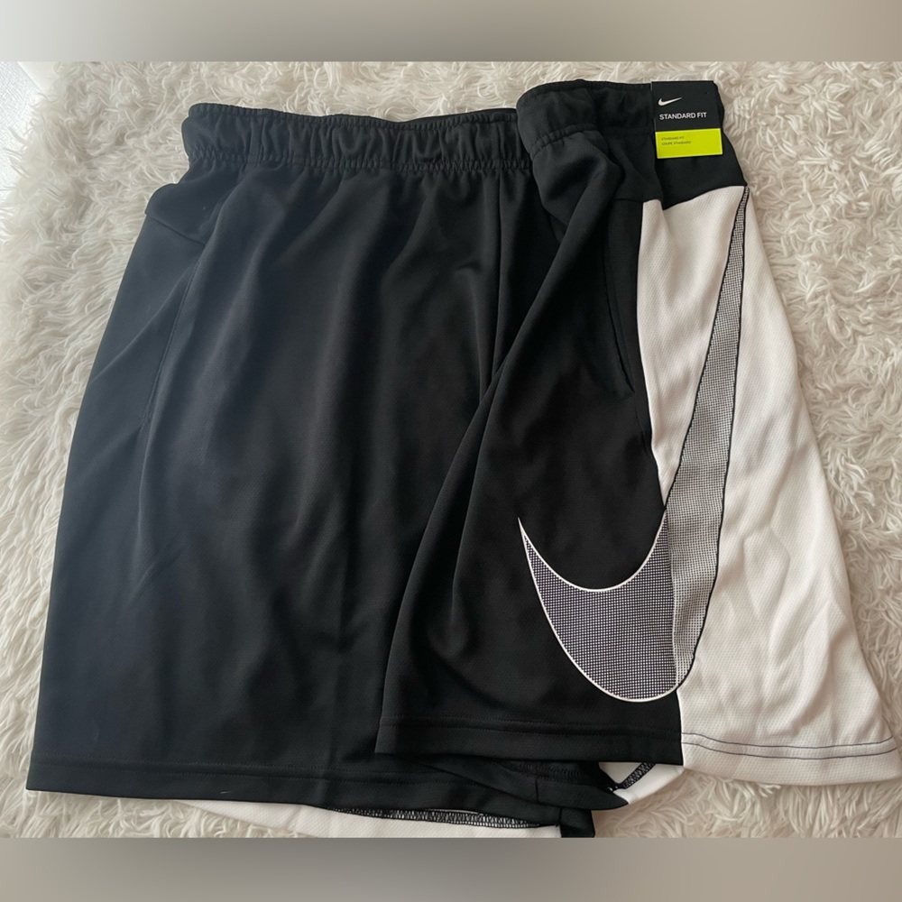 XXL NWT Standard Fit Nike Dri Fit White and Black Training Shorts